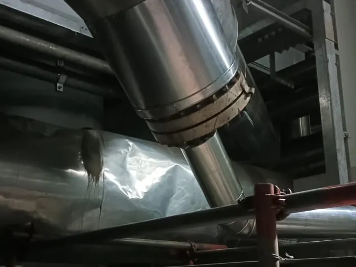 Cladding joint on a vertical insulated pipe